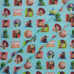 Tela de algodón Toy Story estampada con Woody, Jessie, Buzz Lightyear, Rex y otros personajes sobre fondo azul.