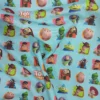 Tela de algodón Toy Story estampada con Woody, Jessie, Buzz Lightyear, Rex y otros personajes sobre fondo azul.