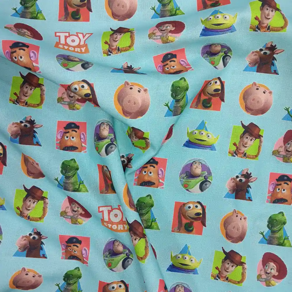 Tela de algodón Toy Story estampada con Woody, Jessie, Buzz Lightyear, Rex y otros personajes sobre fondo azul.