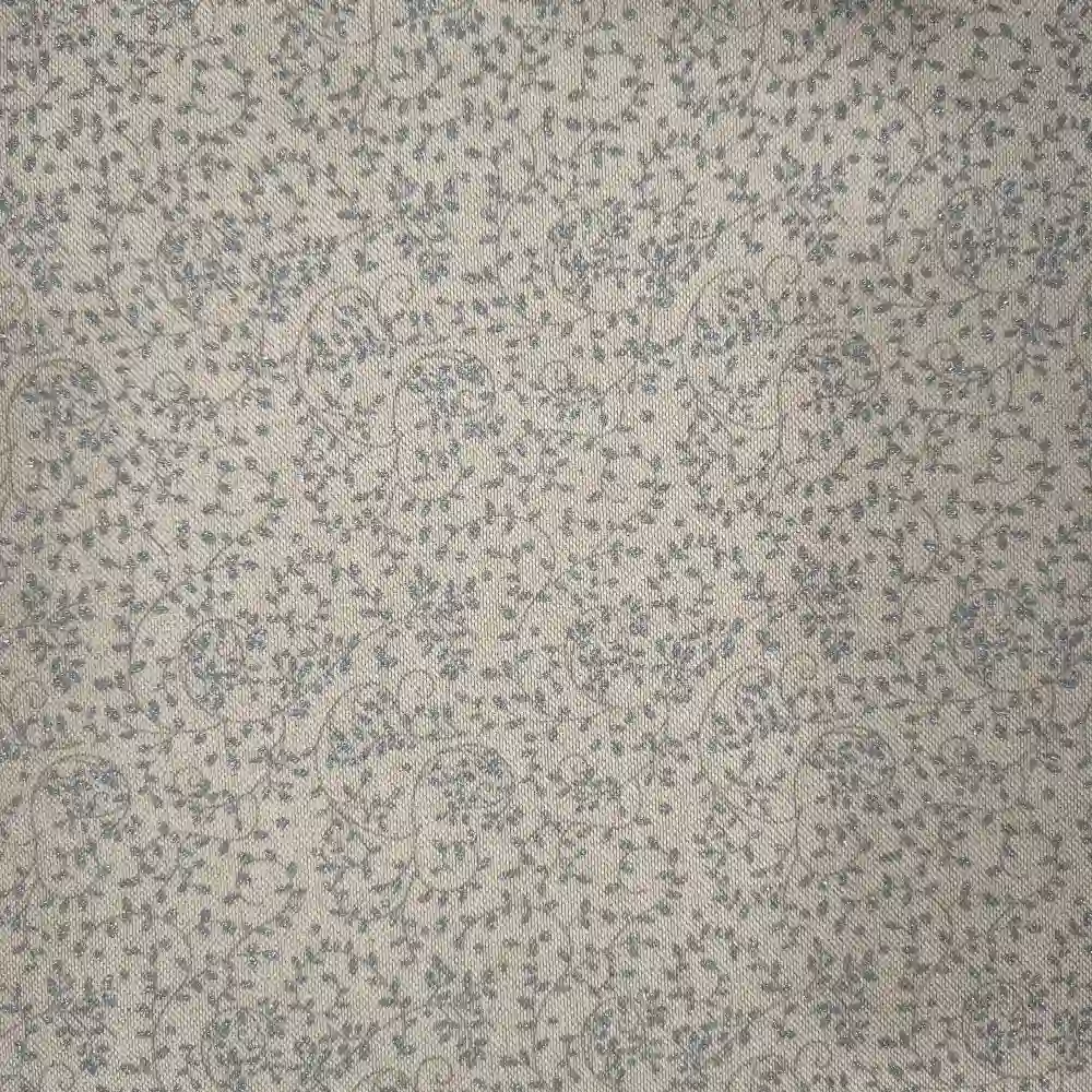 Tela de algodón aspecto lino en tono crudo, con textura de tejido visible y pequeños motivos irregulares de lúrex plateado distribuidos por la superficie.