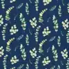 Tela de algodón azul oscuro con estampado de ramas y hojas de eucalipto en diferentes tonos verdes, amarillos suaves y crema, distribuidas sobre el fondo.