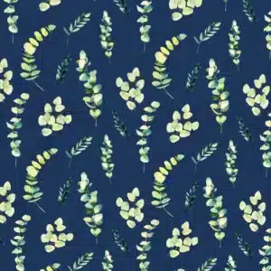 Tela de algodón azul oscuro con estampado de ramas y hojas de eucalipto en diferentes tonos verdes, amarillos suaves y crema, distribuidas sobre el fondo.
