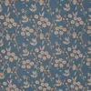 Tela de algodón azul petróleo con flores beige, hojas y pequeñas ramas marrones distribuidas sobre el fondo.