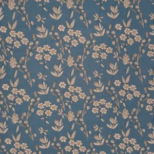 Tela de algodón azul petróleo con flores beige, hojas y pequeñas ramas marrones distribuidas sobre el fondo.