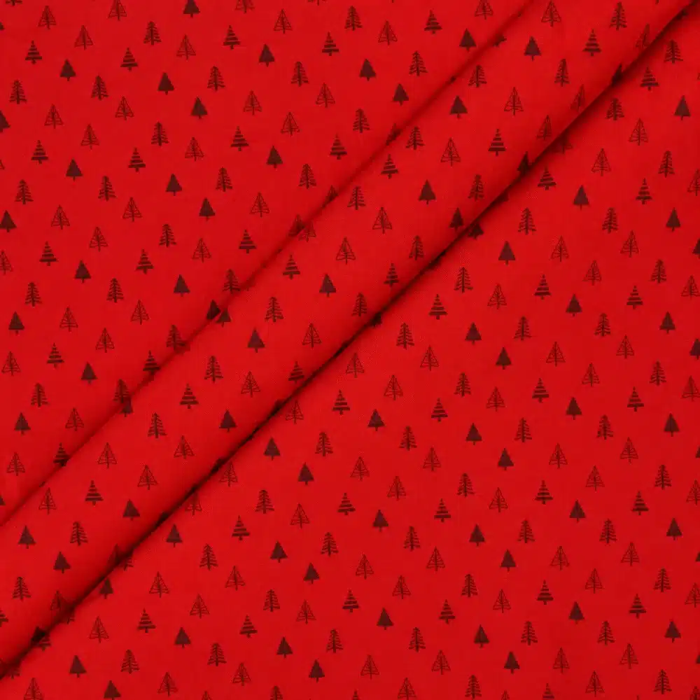 Tela de algodón Navidad roja con pequeños árboles rojos oscuros, lisos, rayados y con ramas, distribuidos sobre un fondo rojo intenso.