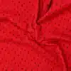 Tela de algodón Navidad roja con pequeños árboles rojos oscuros, lisos, rayados y con ramas, distribuidos sobre un fondo rojo intenso.