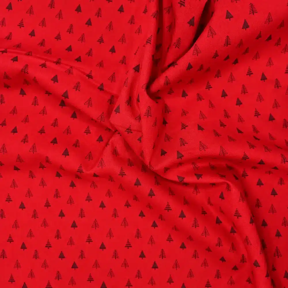 Tela de algodón Navidad roja con pequeños árboles rojos oscuros, lisos, rayados y con ramas, distribuidos sobre un fondo rojo intenso.