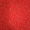 Tela de algodón navideña roja con numerosas estrellas doradas de diferentes tamaños distribuidas por toda la superficie.