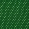 Tela de algodón navideña de fondo verde oscuro con pequeños árboles de Navidad en verde claro, de diferentes formas y distribuidos uniformemente.