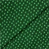 Tela de algodón navideña de fondo verde oscuro con pequeños árboles de Navidad en verde claro, de diferentes formas y distribuidos uniformemente.