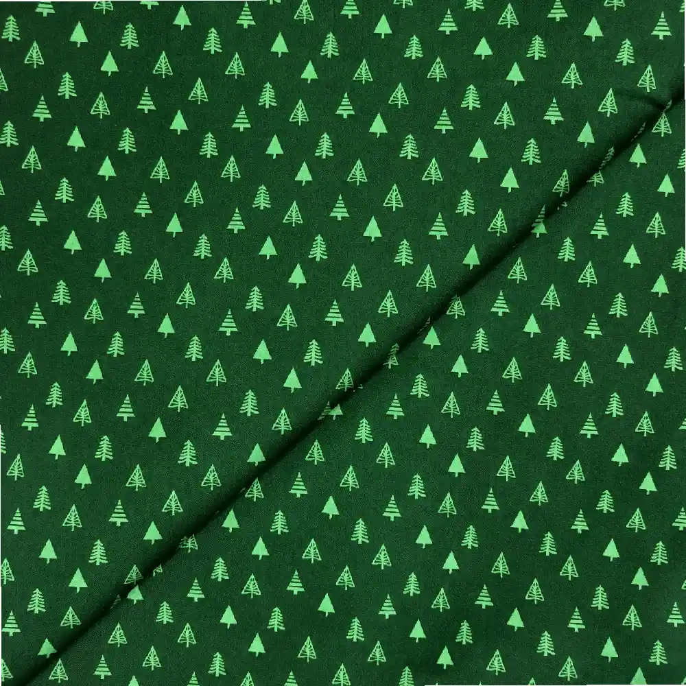 Tela de algodón navideña de fondo verde oscuro con pequeños árboles de Navidad en verde claro, de diferentes formas y distribuidos uniformemente.