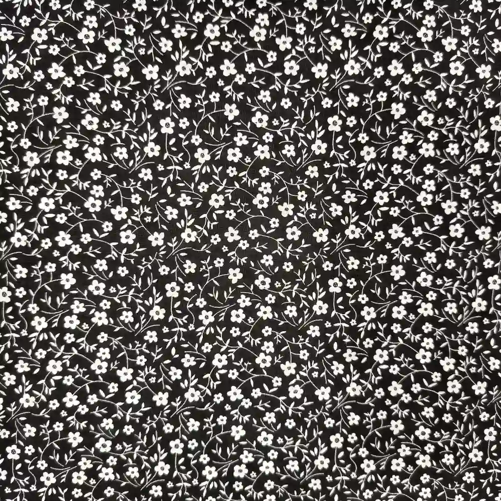 Tela de algodón negra con flores blancas pequeñas, ramas finas y hojas distribuidas sobre el fondo negro.