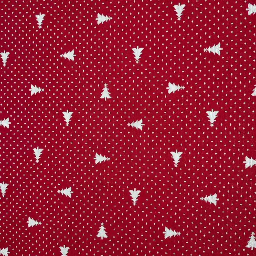 Detalle de tela jacquard roja con pequeños árboles de Navidad blancos orientados en distintas direcciones y diminutos motivos blancos repartidos por toda la superficie.