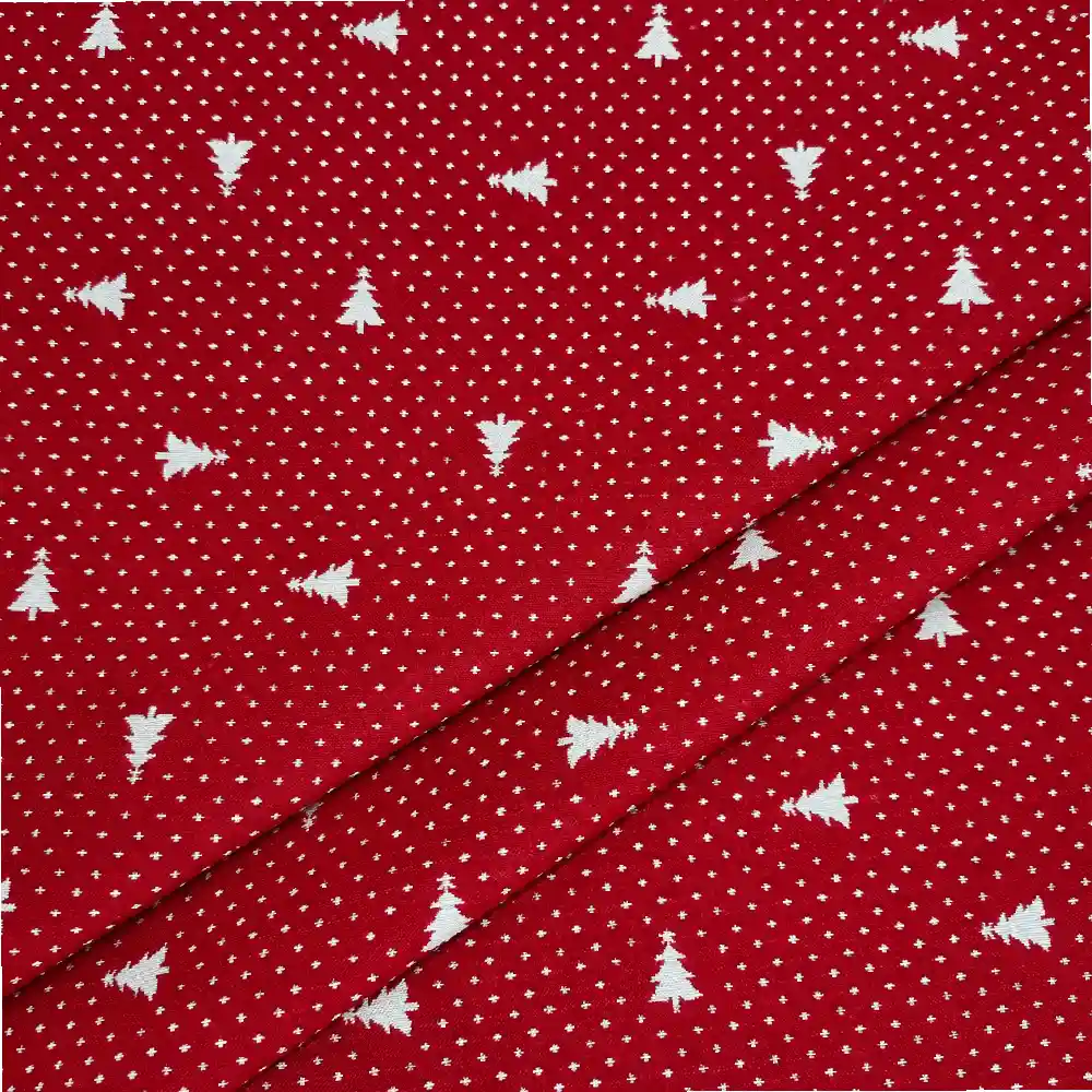 Detalle de tela jacquard roja con pequeños árboles de Navidad blancos orientados en distintas direcciones y diminutos motivos blancos repartidos por toda la superficie.