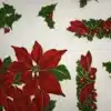 Tela de mantelería navideña blanca con grandes flores de Pascua rojas, hojas verdes, ramilletes de acebo con bayas rojas y contornos dorados sobre tejido de pequeños cuadritos.