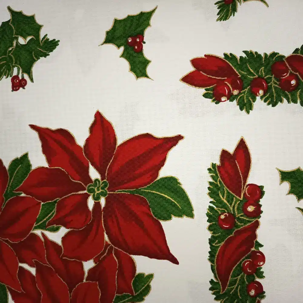 Tela de mantelería navideña blanca con grandes flores de Pascua rojas, hojas verdes, ramilletes de acebo con bayas rojas y contornos dorados sobre tejido de pequeños cuadritos.