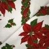 Tela de mantelería navideña blanca con flores de Pascua y acebo - Thumbnail Image 2