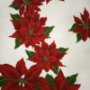 Tela de mantelería navideña blanca con grandes flores de Pascua rojas y burdeos, hojas verdes y finos contornos dorados, sobre fondo blanco con textura.